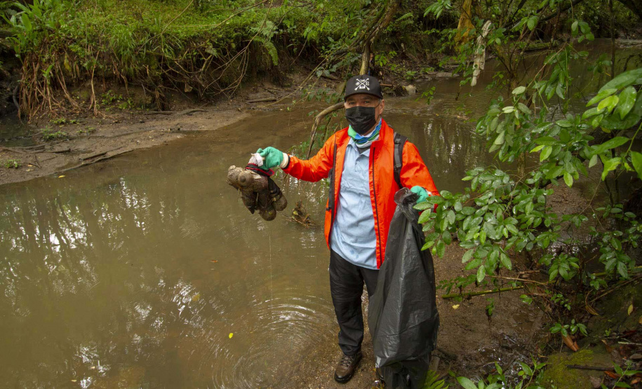 Voluntários da Sanepar e parceiros retiraram cerca de uma tonelada de resíduos da Barragem do Passaúna e do entorno, na manhã desta quinta-feira (30), em Curitiba. O trabalho foi feito com caiaques, stand-ups, canoas e até bicicleta. Participaram cerca de 75 pessoas, da Prefeitura de Curitiba, Rotary Club, Passaúna Paddle Club e da comunidade. - Curitiba, 30/09/2021 - Foto: André Thiago/Sanepar