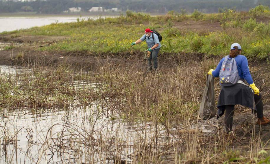Voluntários da Sanepar e parceiros retiraram cerca de uma tonelada de resíduos da Barragem do Passaúna e do entorno, na manhã desta quinta-feira (30), em Curitiba. O trabalho foi feito com caiaques, stand-ups, canoas e até bicicleta. Participaram cerca de 75 pessoas, da Prefeitura de Curitiba, Rotary Club, Passaúna Paddle Club e da comunidade. - Curitiba, 30/09/2021 - Foto: André Thiago/Sanepar