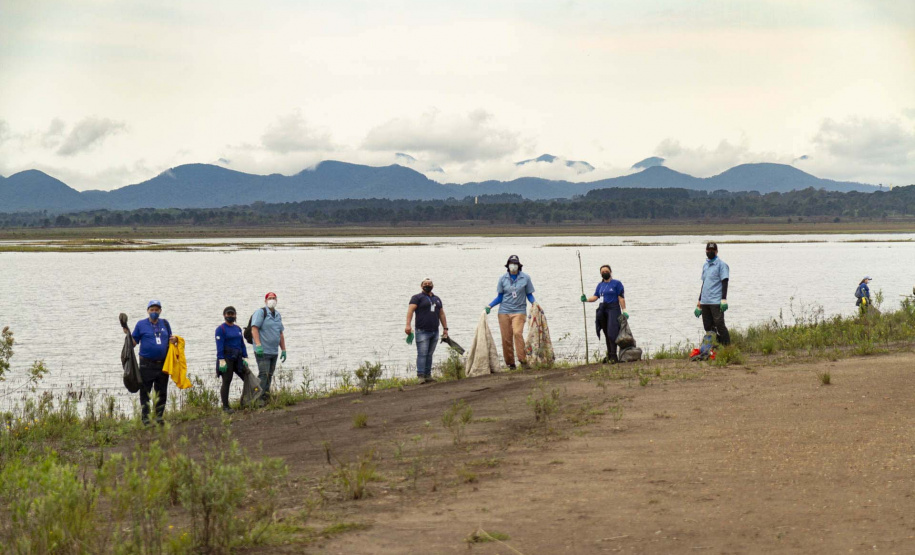 Voluntários da Sanepar e parceiros retiraram cerca de uma tonelada de resíduos da Barragem do Passaúna e do entorno, na manhã desta quinta-feira (30), em Curitiba. O trabalho foi feito com caiaques, stand-ups, canoas e até bicicleta. Participaram cerca de 75 pessoas, da Prefeitura de Curitiba, Rotary Club, Passaúna Paddle Club e da comunidade. - Curitiba, 30/09/2021 - Foto: André Thiago/Sanepar