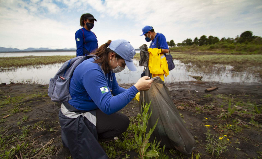 Voluntários da Sanepar e parceiros retiraram cerca de uma tonelada de resíduos da Barragem do Passaúna e do entorno, na manhã desta quinta-feira (30), em Curitiba. O trabalho foi feito com caiaques, stand-ups, canoas e até bicicleta. Participaram cerca de 75 pessoas, da Prefeitura de Curitiba, Rotary Club, Passaúna Paddle Club e da comunidade. - Curitiba, 30/09/2021 - Foto: André Thiago/Sanepar
