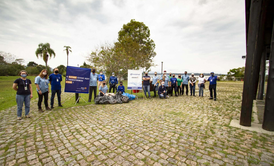 Voluntários da Sanepar e parceiros retiraram cerca de uma tonelada de resíduos da Barragem do Passaúna e do entorno, na manhã desta quinta-feira (30), em Curitiba. O trabalho foi feito com caiaques, stand-ups, canoas e até bicicleta. Participaram cerca de 75 pessoas, da Prefeitura de Curitiba, Rotary Club, Passaúna Paddle Club e da comunidade. - Curitiba, 30/09/2021 - Foto: André Thiago/Sanepar
