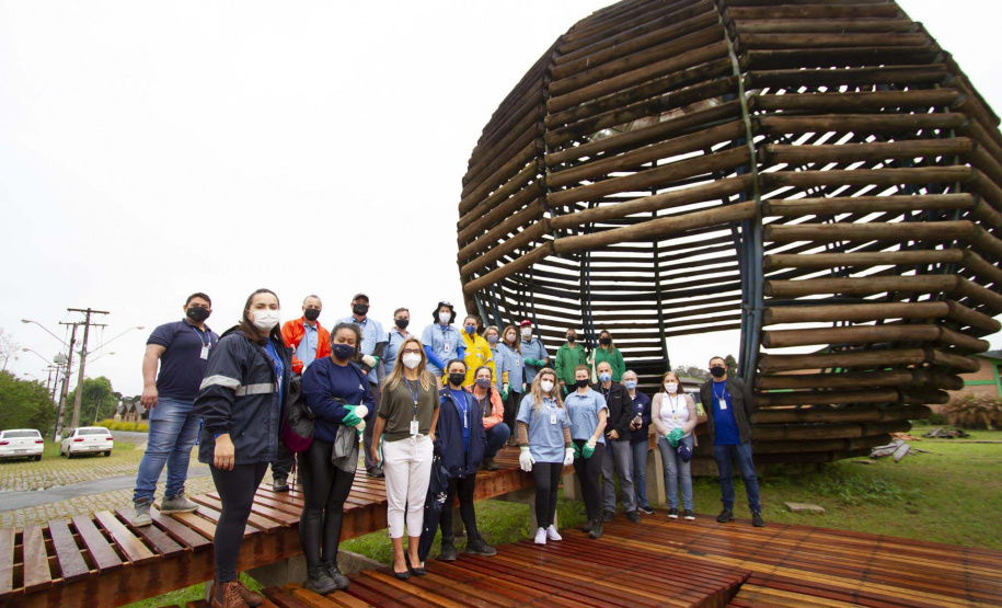 Voluntários da Sanepar e parceiros retiraram cerca de uma tonelada de resíduos da Barragem do Passaúna e do entorno, na manhã desta quinta-feira (30), em Curitiba. O trabalho foi feito com caiaques, stand-ups, canoas e até bicicleta. Participaram cerca de 75 pessoas, da Prefeitura de Curitiba, Rotary Club, Passaúna Paddle Club e da comunidade. - Curitiba, 30/09/2021 - Foto: André Thiago/Sanepar