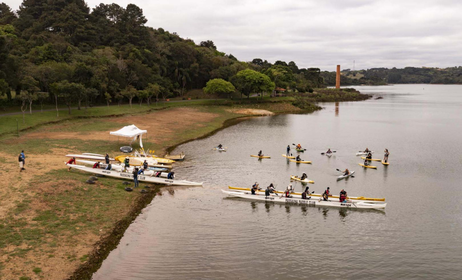 Voluntários da Sanepar e parceiros retiraram cerca de uma tonelada de resíduos da Barragem do Passaúna e do entorno, na manhã desta quinta-feira (30), em Curitiba. O trabalho foi feito com caiaques, stand-ups, canoas e até bicicleta. Participaram cerca de 75 pessoas, da Prefeitura de Curitiba, Rotary Club, Passaúna Paddle Club e da comunidade. - Curitiba, 30/09/2021 - Foto: André Thiago/Sanepar