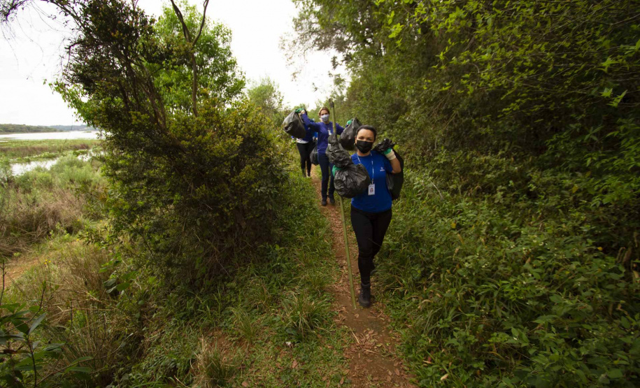 Voluntários da Sanepar e parceiros retiraram cerca de uma tonelada de resíduos da Barragem do Passaúna e do entorno, na manhã desta quinta-feira (30), em Curitiba. O trabalho foi feito com caiaques, stand-ups, canoas e até bicicleta. Participaram cerca de 75 pessoas, da Prefeitura de Curitiba, Rotary Club, Passaúna Paddle Club e da comunidade. - Curitiba, 30/09/2021 - Foto: André Thiago/Sanepar