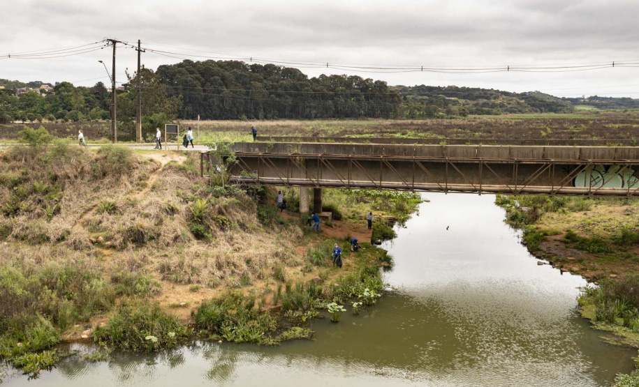 Voluntários da Sanepar e parceiros retiraram cerca de uma tonelada de resíduos da Barragem do Passaúna e do entorno, na manhã desta quinta-feira (30), em Curitiba. O trabalho foi feito com caiaques, stand-ups, canoas e até bicicleta. Participaram cerca de 75 pessoas, da Prefeitura de Curitiba, Rotary Club, Passaúna Paddle Club e da comunidade. - Curitiba, 30/09/2021 - Foto: André Thiago/Sanepar