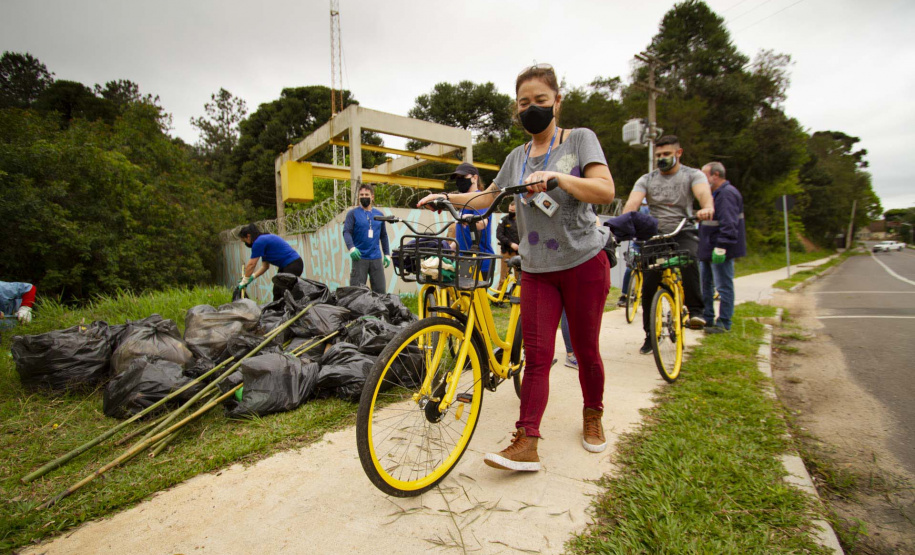 Voluntários da Sanepar e parceiros retiraram cerca de uma tonelada de resíduos da Barragem do Passaúna e do entorno, na manhã desta quinta-feira (30), em Curitiba. O trabalho foi feito com caiaques, stand-ups, canoas e até bicicleta. Participaram cerca de 75 pessoas, da Prefeitura de Curitiba, Rotary Club, Passaúna Paddle Club e da comunidade. - Curitiba, 30/09/2021 - Foto: André Thiago/Sanepar