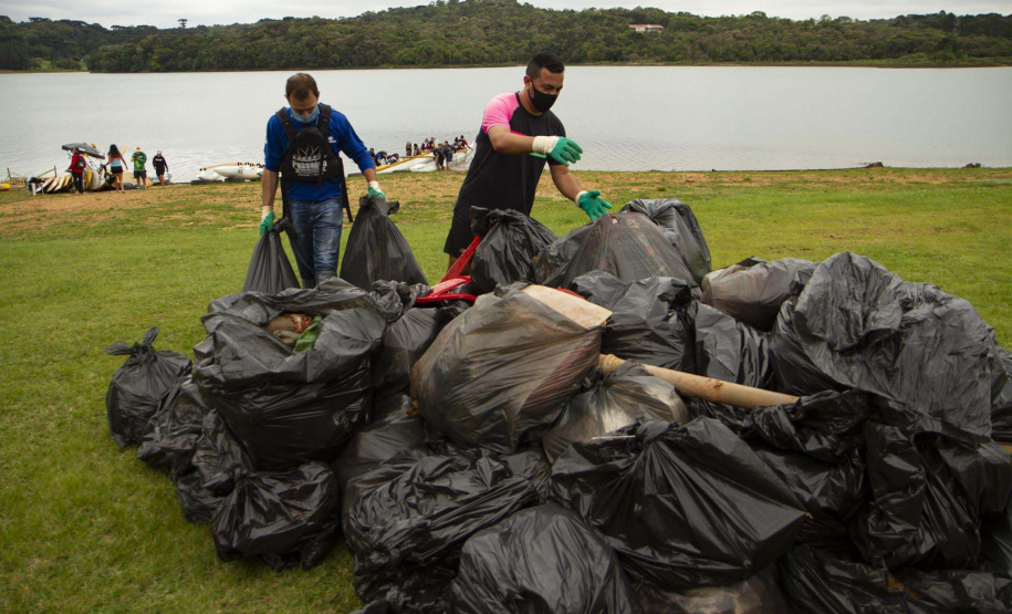 Voluntários da Sanepar e parceiros retiraram cerca de uma tonelada de resíduos da Barragem do Passaúna e do entorno, na manhã desta quinta-feira (30), em Curitiba. O trabalho foi feito com caiaques, stand-ups, canoas e até bicicleta. Participaram cerca de 75 pessoas, da Prefeitura de Curitiba, Rotary Club, Passaúna Paddle Club e da comunidade. - Curitiba, 30/09/2021 - Foto: André Thiago/Sanepar