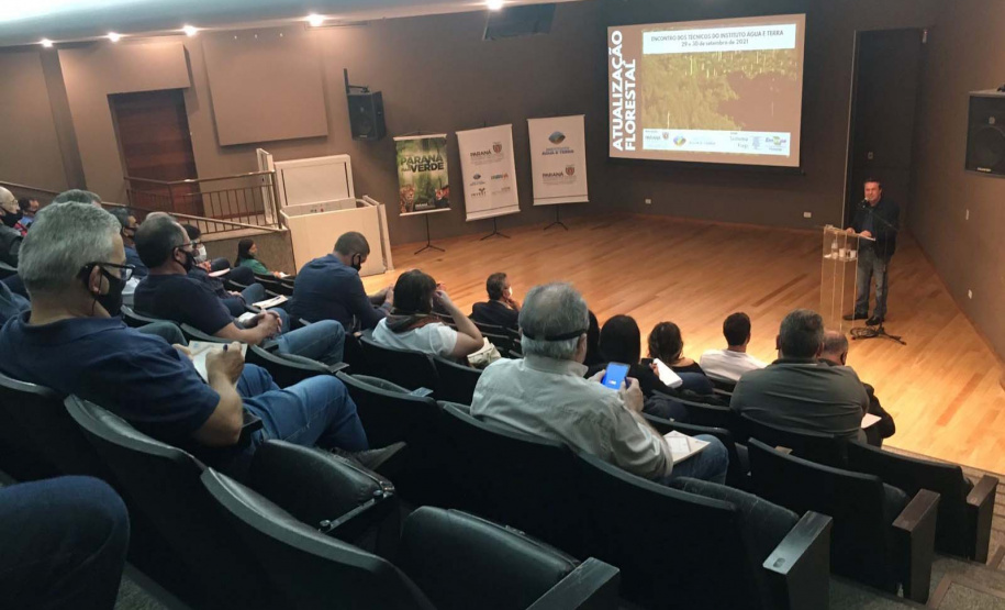 Nesta semana, 60 servidores do Instituto Água e Terra (IAT), órgão vinculado à Secretaria do Desenvolvimento Sustentável e do Turismo (Sedest), fizeram um curso de atualização florestal. O conteúdo foi elaborado pela Diretoria de Licenciamento Ambiental e Outorga do Instituto  -  Curitiba, 30/09/2021  -  Foto: SEDEST