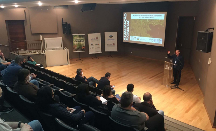 Nesta semana, 60 servidores do Instituto Água e Terra (IAT), órgão vinculado à Secretaria do Desenvolvimento Sustentável e do Turismo (Sedest), fizeram um curso de atualização florestal. O conteúdo foi elaborado pela Diretoria de Licenciamento Ambiental e Outorga do Instituto  -  Curitiba, 30/09/2021  -  Foto: SEDEST