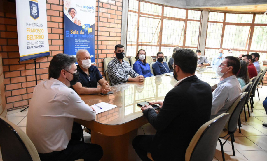 O diretor de Mercado da Fomento Paraná, Vinicius Rocha, e o prefeito de Francisco Beltrão, Cleber Fontana, assinaram nesta quinta, 30, o primeiro contrato de financiamento de operação de microcrédito do Programa Juros Zero de Francisco Beltrão. - Curitiba, 30/09/2021 - Foto: Claudinei Del Cielo/Prefeitura de Francisco Beltrão