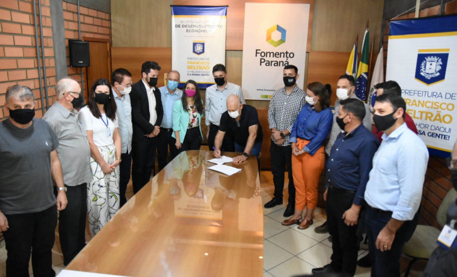 O diretor de Mercado da Fomento Paraná, Vinicius Rocha, e o prefeito de Francisco Beltrão, Cleber Fontana, assinaram nesta quinta, 30, o primeiro contrato de financiamento de operação de microcrédito do Programa Juros Zero de Francisco Beltrão. - Curitiba, 30/09/2021 - Foto: Claudinei Del Cielo/Prefeitura de Francisco Beltrão