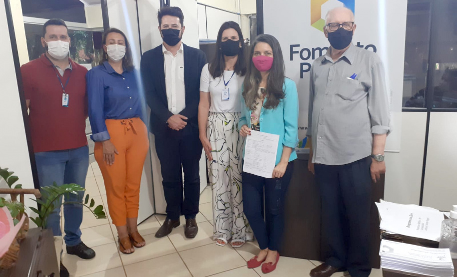 O diretor de Mercado da Fomento Paraná, Vinicius Rocha, e o prefeito de Francisco Beltrão, Cleber Fontana, assinaram nesta quinta, 30, o primeiro contrato de financiamento de operação de microcrédito do Programa Juros Zero de Francisco Beltrão. - Curitiba, 30/09/2021 - Foto: Claudinei Del Cielo/Prefeitura de Francisco Beltrão