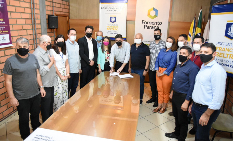 O diretor de Mercado da Fomento Paraná, Vinicius Rocha, e o prefeito de Francisco Beltrão, Cleber Fontana, assinaram nesta quinta, 30, o primeiro contrato de financiamento de operação de microcrédito do Programa Juros Zero de Francisco Beltrão. - Curitiba, 30/09/2021 - Foto: Claudinei Del Cielo/Prefeitura de Francisco Beltrão