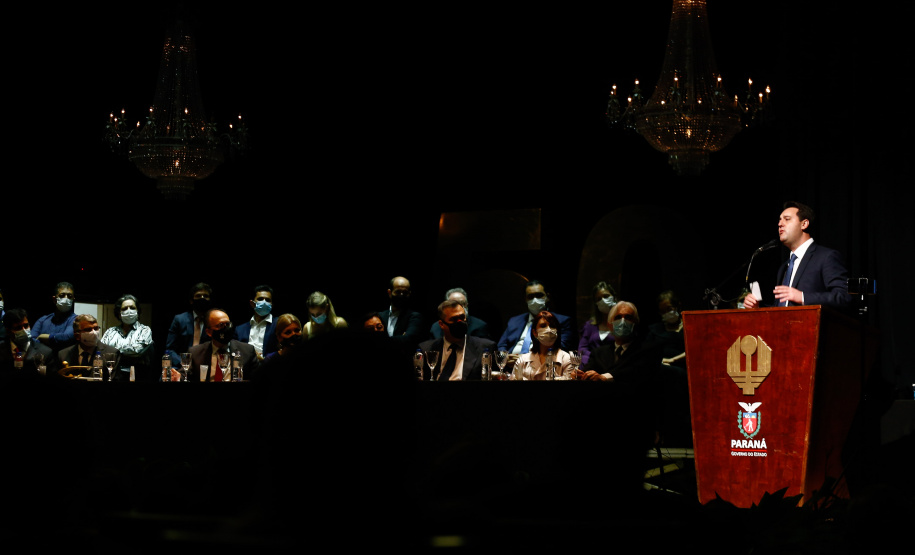 O governador Carlos Massa Ratinho Junior participou nesta quinta-feira (30) da solenidade em comemoração ao Jubileu de Ouro do HU-UEL. Foto: Jonathan Campos/AEN