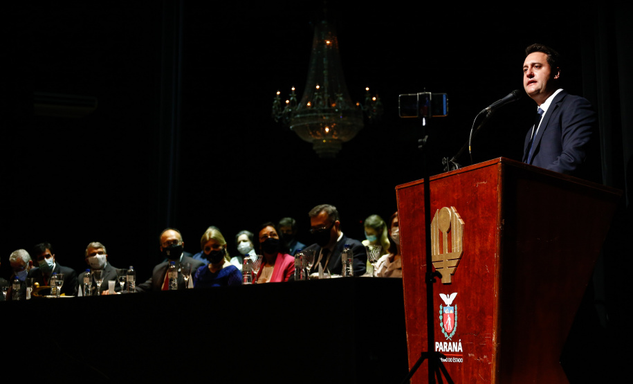 O governador Carlos Massa Ratinho Junior participou nesta quinta-feira (30) da solenidade em comemoração ao Jubileu de Ouro do HU-UEL. Foto: Jonathan Campos/AEN