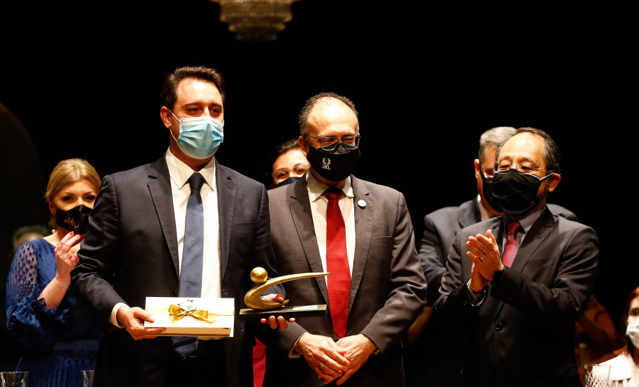 O governador Carlos Massa Ratinho Junior participou nesta quinta-feira (30) da solenidade em comemoração ao Jubileu de Ouro do HU-UEL. Foto: Jonathan Campos/AEN