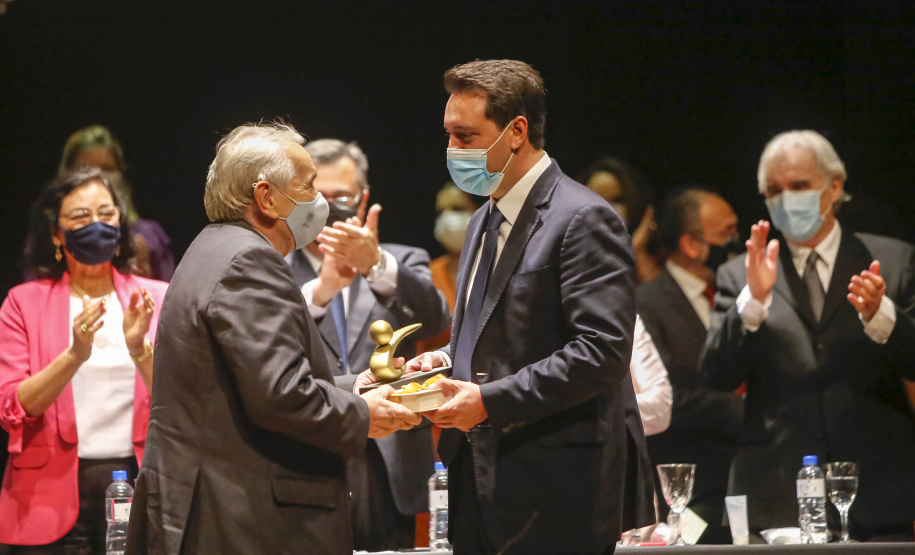 O governador Carlos Massa Ratinho Junior participou nesta quinta-feira (30) da solenidade em comemoração ao Jubileu de Ouro do HU-UEL, reforçando a importância da organização para o Estado, destacando os feitos mais recentes.
Foto Gilson Abreu/AEN