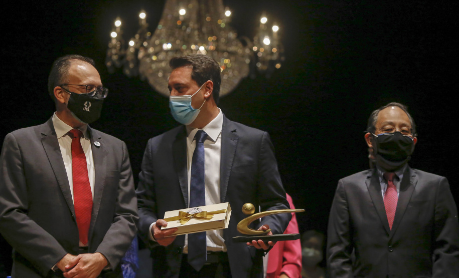 O governador Carlos Massa Ratinho Junior participou nesta quinta-feira (30) da solenidade em comemoração ao Jubileu de Ouro do HU-UEL, reforçando a importância da organização para o Estado, destacando os feitos mais recentes.
Foto Gilson Abreu/AEN