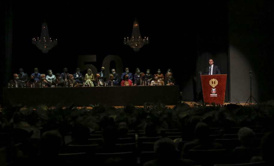 O governador Carlos Massa Ratinho Junior participou nesta quinta-feira (30) da solenidade em comemoração ao Jubileu de Ouro do HU-UEL, reforçando a importância da organização para o Estado, destacando os feitos mais recentes.
Foto Gilson Abreu/AEN
