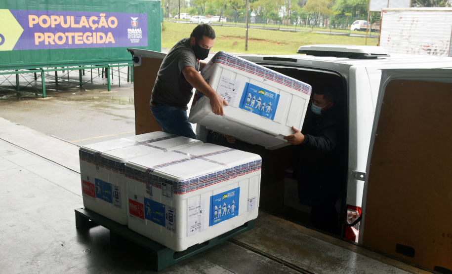 Paraná recebe 137,2 mil vacinas contra a Covid-19 para segunda dose; 176,6 mil para dose reforço chegam no sábado  -  Curitiba, 01/10/2021  -  Foto: Américo Antonio/SESA