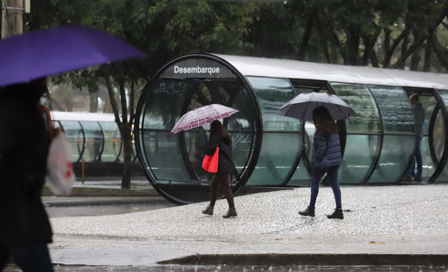 Diferente de setembro, novo mês começa com chuva no Paraná, que deverá permanecer no final de semana. Foto:Geraldo Bubniak/AEN