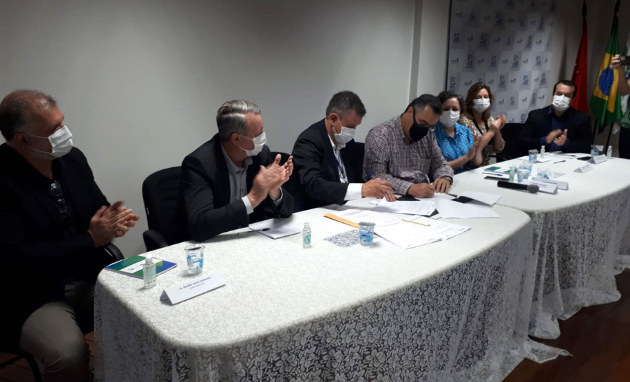 Os Hospitais Zona Norte e Zona Sul de Londrina serão gerenciados pela Fundação Estatal de Atenção em Saúde (Funeas), vinculada à Secretaria de Estado da Saúde, a partir de agora. Com o novo modelo, a expectativa é ampliar serviços para os demais municípios que integram a Região Norte, otimizando as estruturas e melhorando a capacidade de cobertura assistencial no Estado. - Londrina, 01/10/2021 - Foto: SESA