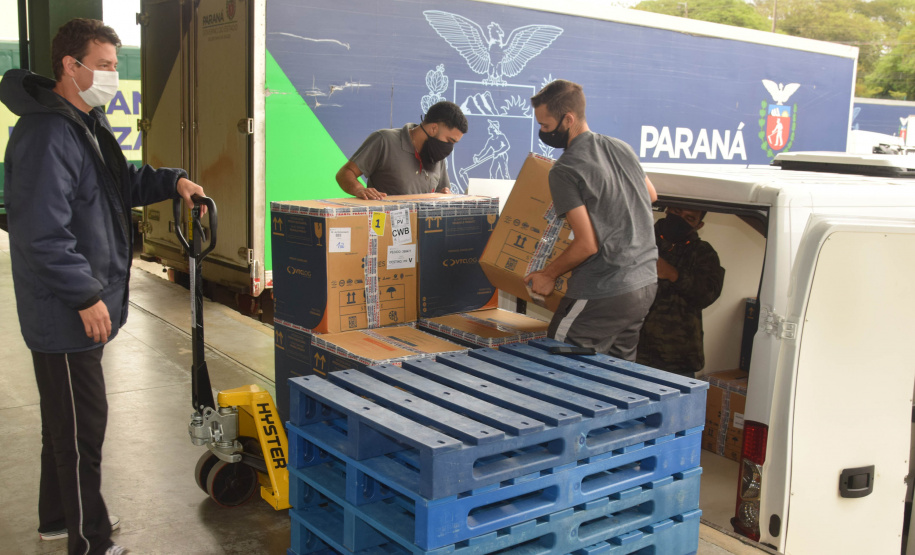 O Paraná recebeu mais 176.670 vacinas da Pfizer/BioNTech contra a Covid-19 neste sábado (2). - Curitiba, 02/10/2021 - Foto: Américo Antonio/SESA