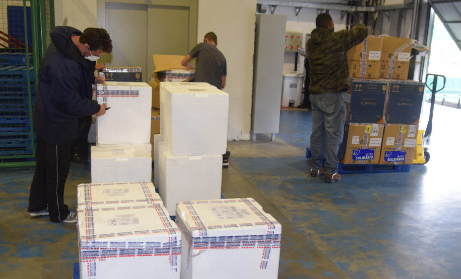 O Paraná recebeu mais 176.670 vacinas da Pfizer/BioNTech contra a Covid-19 neste sábado (2). - Curitiba, 02/10/2021 - Foto: Américo Antonio/SESA