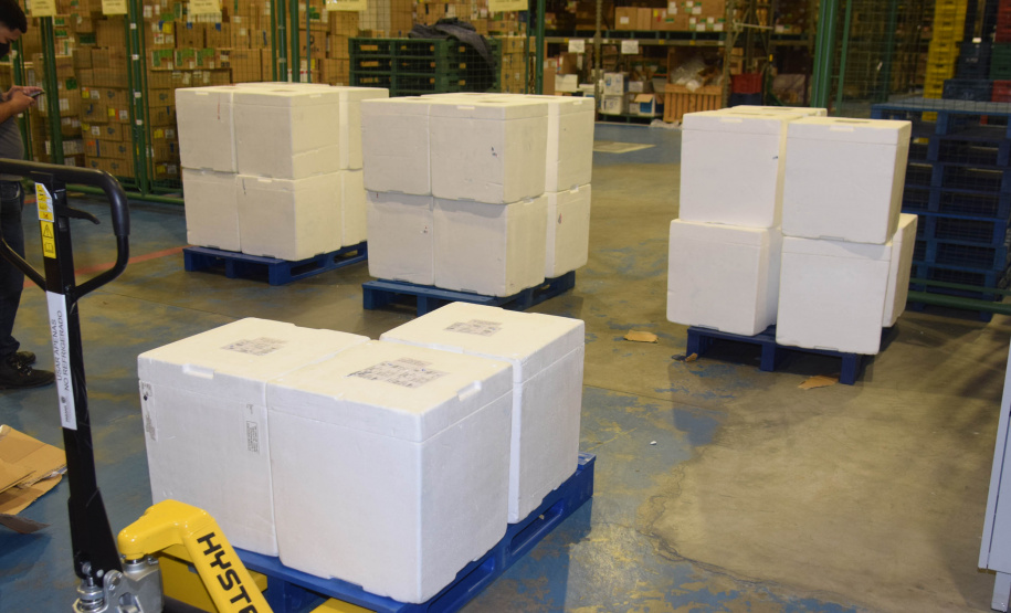 O Paraná recebeu mais 176.670 vacinas da Pfizer/BioNTech contra a Covid-19 neste sábado (2). - Curitiba, 02/10/2021 - Foto: Américo Antonio/SESA