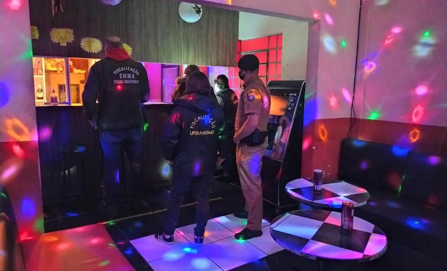 A Ação Integrada de Fiscalização Urbana (AIFU) fechou três estabelecimentos comerciais e aplicou 14 autuações administrativas, que resultaram em R$ 110 mil em multas aplicadas pelo município. As ações aconteceram entre a noite de sexta-feira (01/10) e a madrugada deste sábado (02/10) em diversos bairros de Curitiba, Capital do estado. -  Curitiba, 02/10/2021  -  Foto: SESP-PR