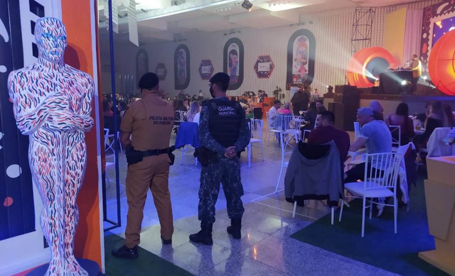 A Ação Integrada de Fiscalização Urbana (AIFU) fechou três estabelecimentos comerciais e aplicou 14 autuações administrativas, que resultaram em R$ 110 mil em multas aplicadas pelo município. As ações aconteceram entre a noite de sexta-feira (01/10) e a madrugada deste sábado (02/10) em diversos bairros de Curitiba, Capital do estado. -  Curitiba, 02/10/2021  -  Foto: SESP-PR