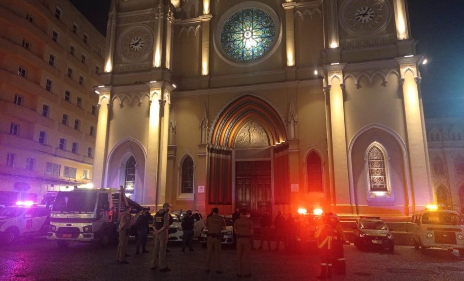 A Ação Integrada de Fiscalização Urbana (AIFU) fechou quatro estabelecimentos comerciais e aplicou 16 autuações administrativas por irregularidades. As ações aconteceram entre a noite de sábado (02/10) e a madrugada deste domingo (03/10) em Curitiba, na Capital do estado. -  Curitiba, 03/10/2021  -  Foto: SESP-PR