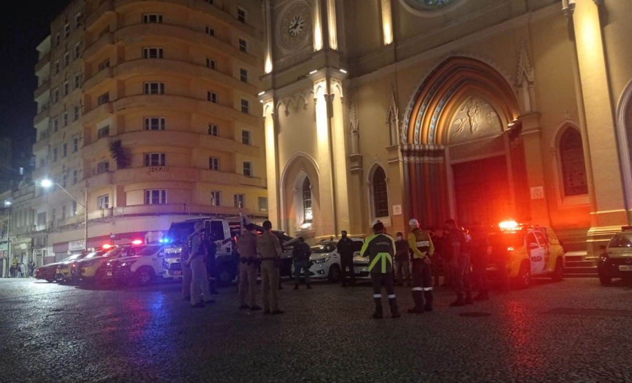 A Ação Integrada de Fiscalização Urbana (AIFU) fechou quatro estabelecimentos comerciais e aplicou 16 autuações administrativas por irregularidades. As ações aconteceram entre a noite de sábado (02/10) e a madrugada deste domingo (03/10) em Curitiba, na Capital do estado. -  Curitiba, 03/10/2021  -  Foto: SESP-PR