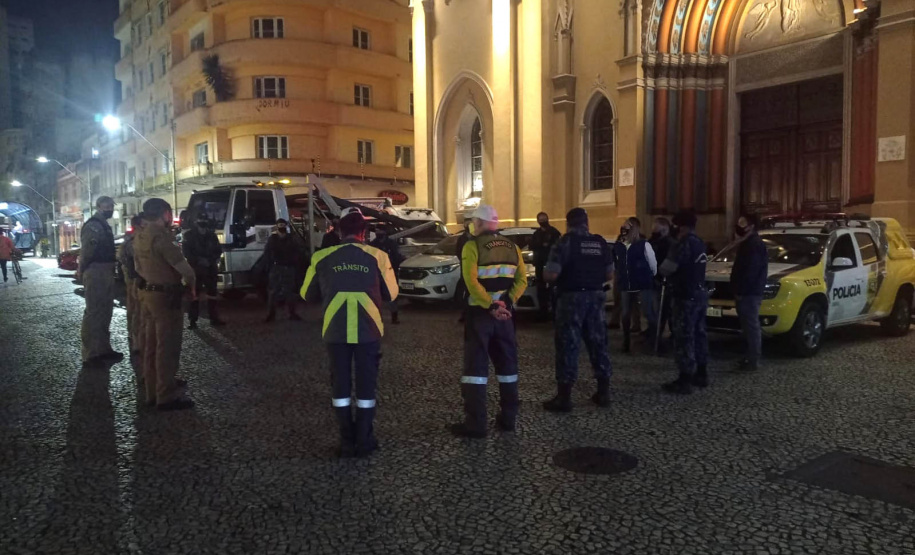 A Ação Integrada de Fiscalização Urbana (AIFU) fechou quatro estabelecimentos comerciais e aplicou 16 autuações administrativas por irregularidades. As ações aconteceram entre a noite de sábado (02/10) e a madrugada deste domingo (03/10) em Curitiba, na Capital do estado. -  Curitiba, 03/10/2021  -  Foto: SESP-PR