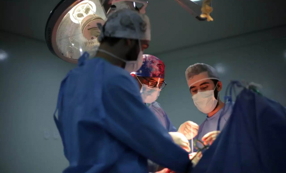 O Hospital Universitário do Oeste do Paraná (Huop) realizou, pela primeira vez, uma cirurgia de reconstrução de crânio com um molde 3D. O procedimento, inédito em um hospital público da região, foi possível graças a uma parceria da instituição com a startup Segmenta Biomodelos da cidade de Toledo. - Curitiba, 04/10/2021 - Foto: HUOP