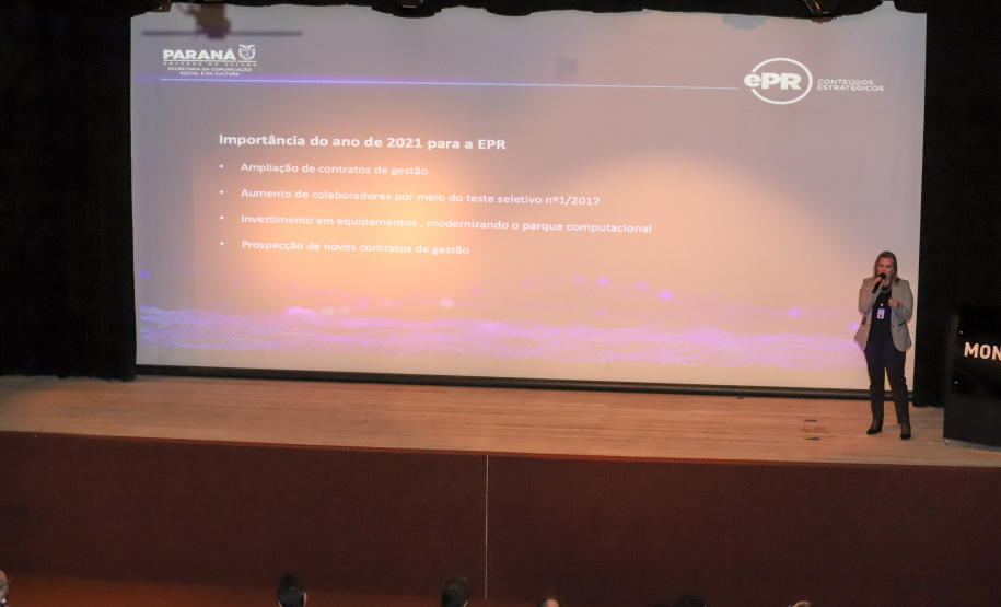 O secretário da Comunicação e da Cultura do Paraná, João Evaristo Debiasi  recebe novos contratados do Serviço Social Autônomo E-Paraná Comunicação (E-PR) nesta segunda-feira (04), no Museu Oscar Niemeyer (MON), em Curitiba. Na foto, Clecy Amadori , diretora-presidente da E-PR.   04/10/2021 - Foto: Geraldo Bubniak/AEN