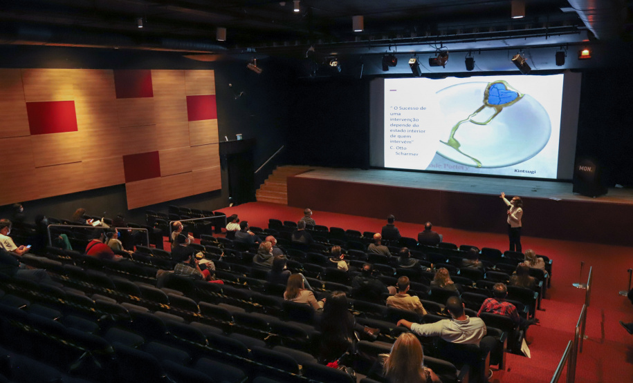 O secretário da Comunicação e da Cultura do Paraná, João Evaristo Debiasi  recebe novos contratados do Serviço Social Autônomo E-Paraná Comunicação (E-PR) nesta segunda-feira (04), no Museu Oscar Niemeyer (MON), em Curitiba.   04/10/2021 - Foto: Geraldo Bubniak/AEN