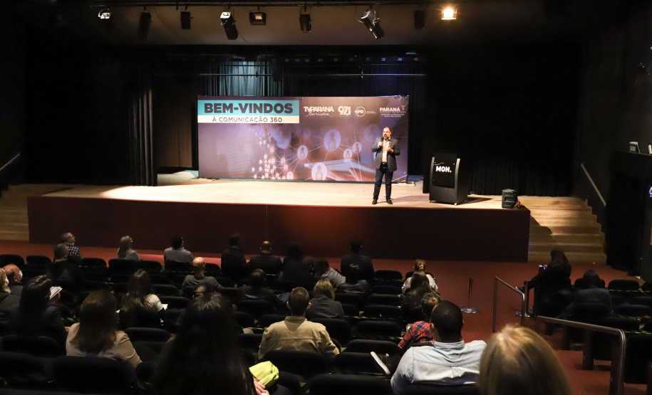 O secretário da Comunicação e da Cultura do Paraná, João Evaristo Debiasi  recebe novos contratados do Serviço Social Autônomo E-Paraná Comunicação (E-PR) nesta segunda-feira (04), no Museu Oscar Niemeyer (MON), em Curitiba.   04/10/2021 - Foto: Geraldo Bubniak/AEN