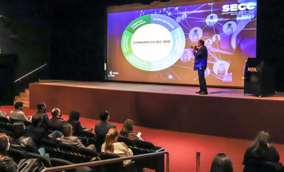 O secretário da Comunicação e da Cultura do Paraná, João Evaristo Debiasi  recebe novos contratados do Serviço Social Autônomo E-Paraná Comunicação (E-PR) nesta segunda-feira (04), no Museu Oscar Niemeyer (MON), em Curitiba.   04/10/2021 - Foto: Geraldo Bubniak/AEN