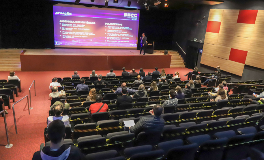 O secretário da Comunicação e da Cultura do Paraná, João Evaristo Debiasi  recebe novos contratados do Serviço Social Autônomo E-Paraná Comunicação (E-PR) nesta segunda-feira (04), no Museu Oscar Niemeyer (MON), em Curitiba.   04/10/2021 - Foto: Geraldo Bubniak/AEN