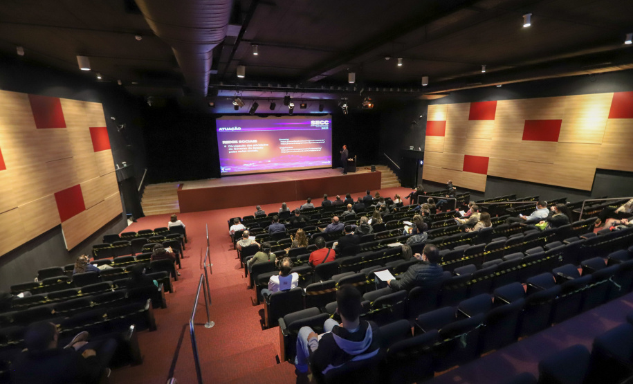 O secretário da Comunicação e da Cultura do Paraná, João Evaristo Debiasi  recebe novos contratados do Serviço Social Autônomo E-Paraná Comunicação (E-PR) nesta segunda-feira (04), no Museu Oscar Niemeyer (MON), em Curitiba.   04/10/2021 - Foto: Geraldo Bubniak/AEN