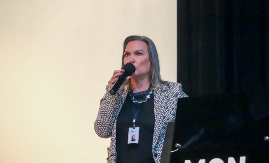 O secretário da Comunicação e da Cultura do Paraná, João Evaristo Debiasi  recebe novos contratados do Serviço Social Autônomo E-Paraná Comunicação (E-PR) nesta segunda-feira (04), no Museu Oscar Niemeyer (MON), em Curitiba. Na foto, Clecy Amadori , diretora-presidente da E-PR.   04/10/2021 - Foto: Geraldo Bubniak/AEN