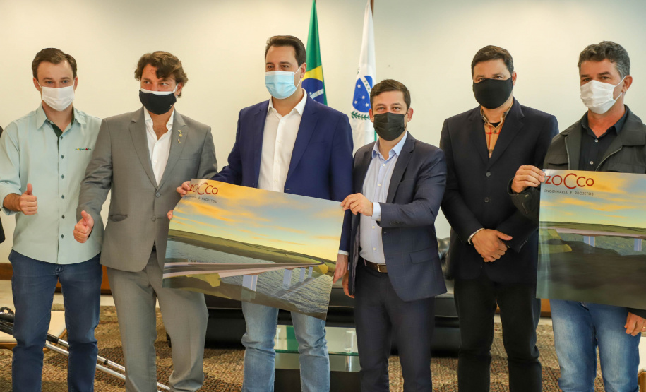 Governador Carlos Massa Ratinho Junior recebe projeto da ponte do Rio Ivai. - Curitiba, 04/10/2021 - Foto: Ari Dias/ AEN.