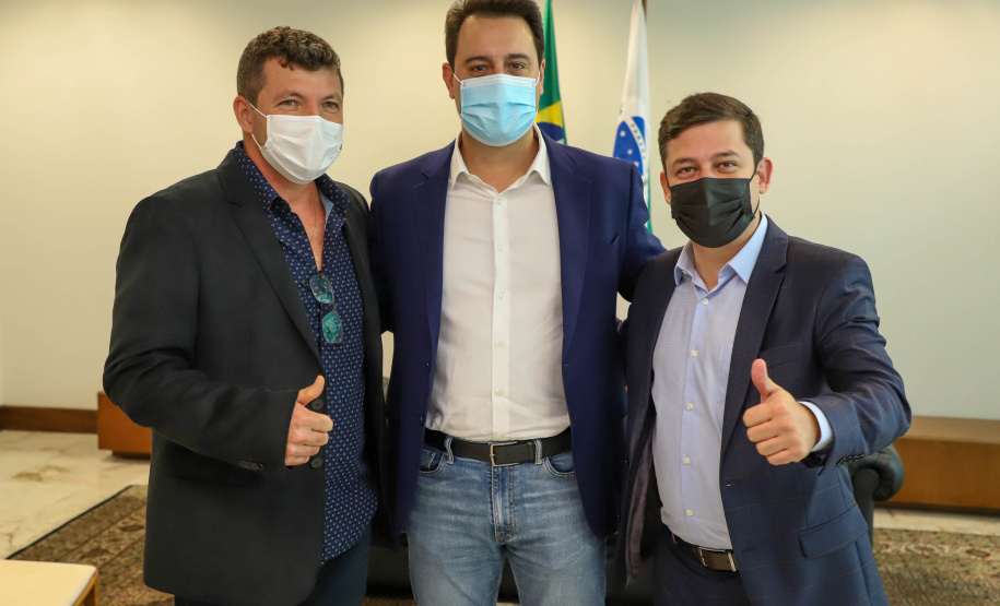 Governador Carlos Massa Ratinho Junior recebe projeto da ponte do Rio Ivai.  -  Curitiba, 04/10/2021  -  Foto: Ari Dias/ AEN.