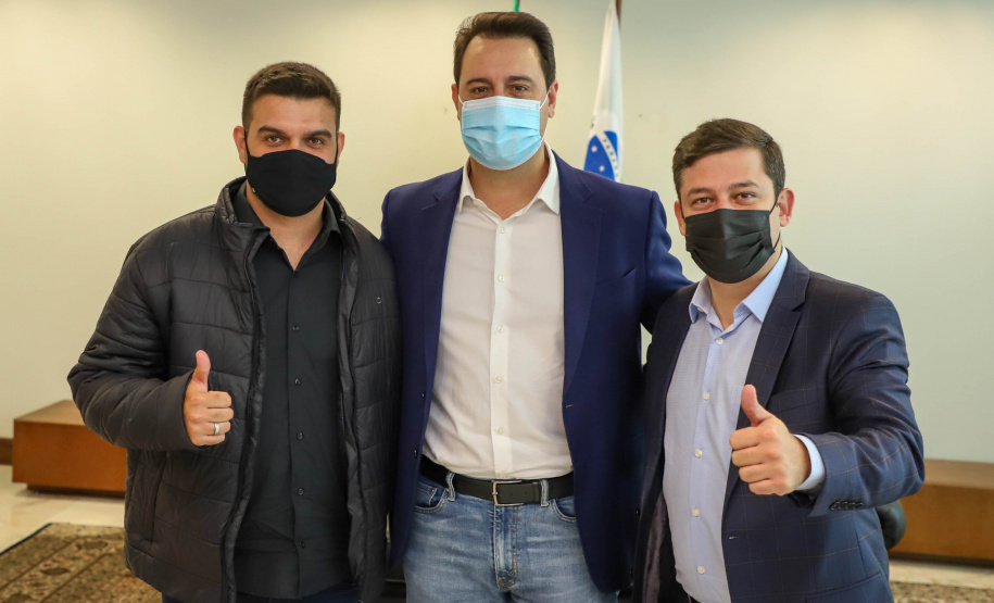 Governador Carlos Massa Ratinho Junior recebe projeto da ponte do Rio Ivai.  -  Curitiba, 04/10/2021  -  Foto: Ari Dias/ AEN.