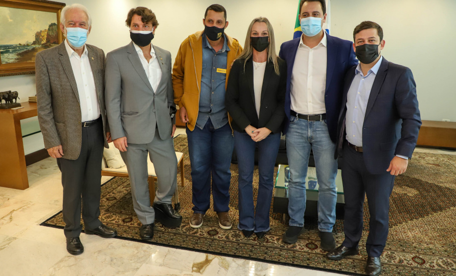 Governador Carlos Massa Ratinho Junior recebe projeto da ponte do Rio Ivai.  -  Curitiba, 04/10/2021  -  Foto: Ari Dias/ AEN.