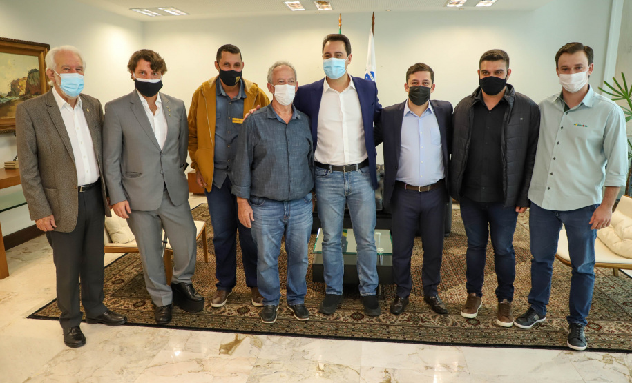 Governador Carlos Massa Ratinho Junior recebe projeto da ponte do Rio Ivai.  -  Curitiba, 04/10/2021  -  Foto: Ari Dias/ AEN.