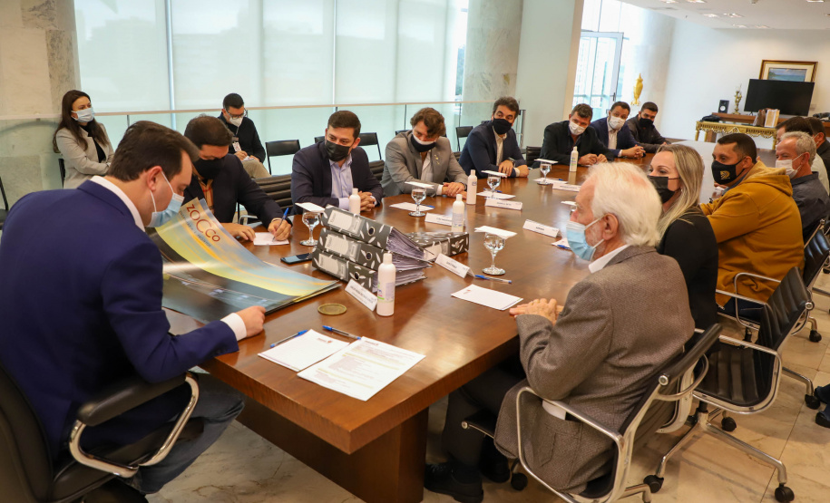 Governador Carlos Massa Ratinho Junior recebe projeto da ponte do Rio Ivai.  -  Curitiba, 04/10/2021  -  Foto: Ari Dias/ AEN.