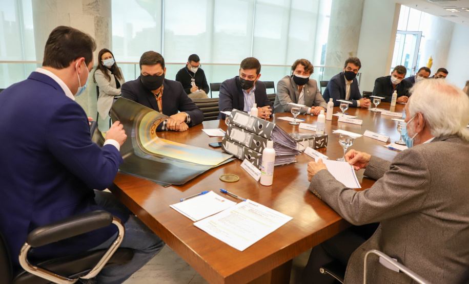 Governador Carlos Massa Ratinho Junior recebe projeto da ponte do Rio Ivai.  -  Curitiba, 04/10/2021  -  Foto: Ari Dias/ AEN.