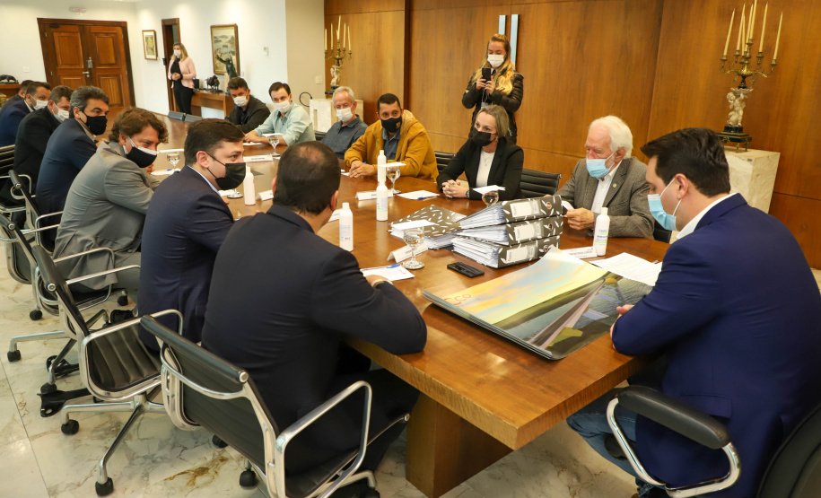 Governador Carlos Massa Ratinho Junior recebe projeto da ponte do Rio Ivai.  -  Curitiba, 04/10/2021  -  Foto: Ari Dias/ AEN.